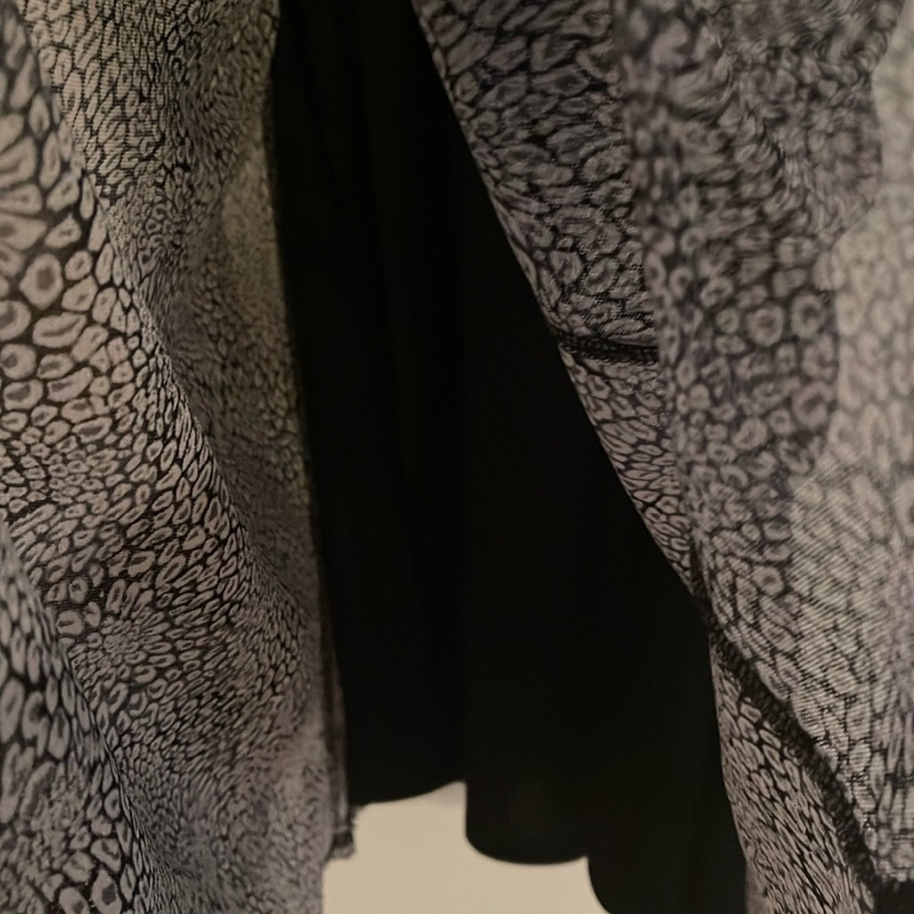 🌺EXPRESS SLEEVELESS V NECK SMOCKED WAIST DRESS - Picture 3 of 4